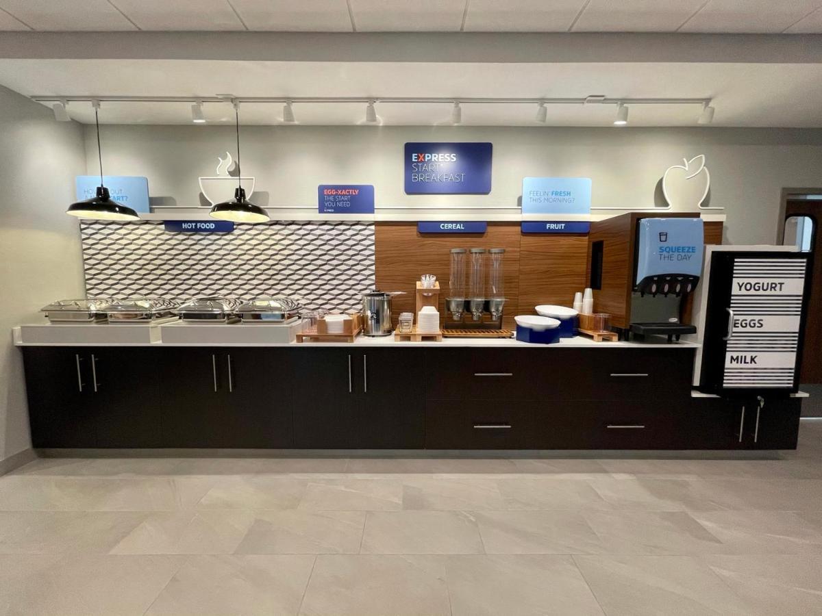 Express & - Ft. Smith - Airport By Ihg Hotel
